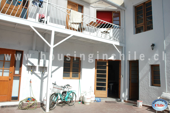 RE-AR: Vista de habitaciones con puerta hacia el patio