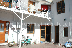 RE-AR: Vista de habitaciones con puerta hacia el patio