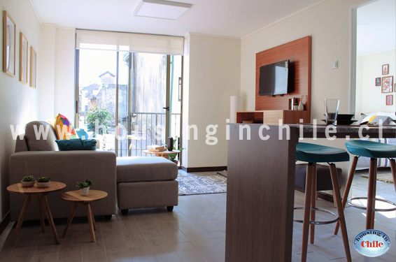 RE-LS: Sala con TV y balcon