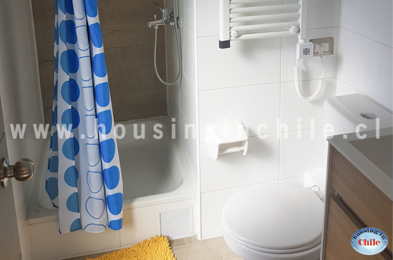 RE-LS: Bathroom with tub